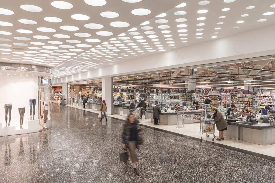 翻新后的意大利 Arezzo 中心 · 现代与传统融合的商业空间-8