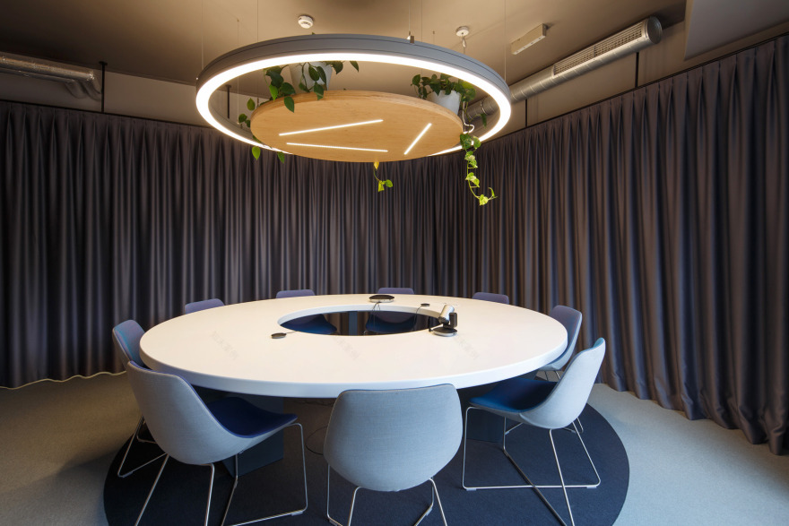 波兰哥特式旧邮局里的创意绿意办公空间-24