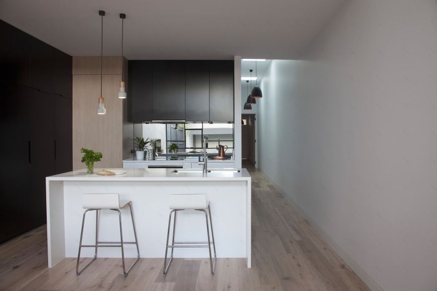 墨尔本城市别墅翻新,开放式布局与后院相连-9