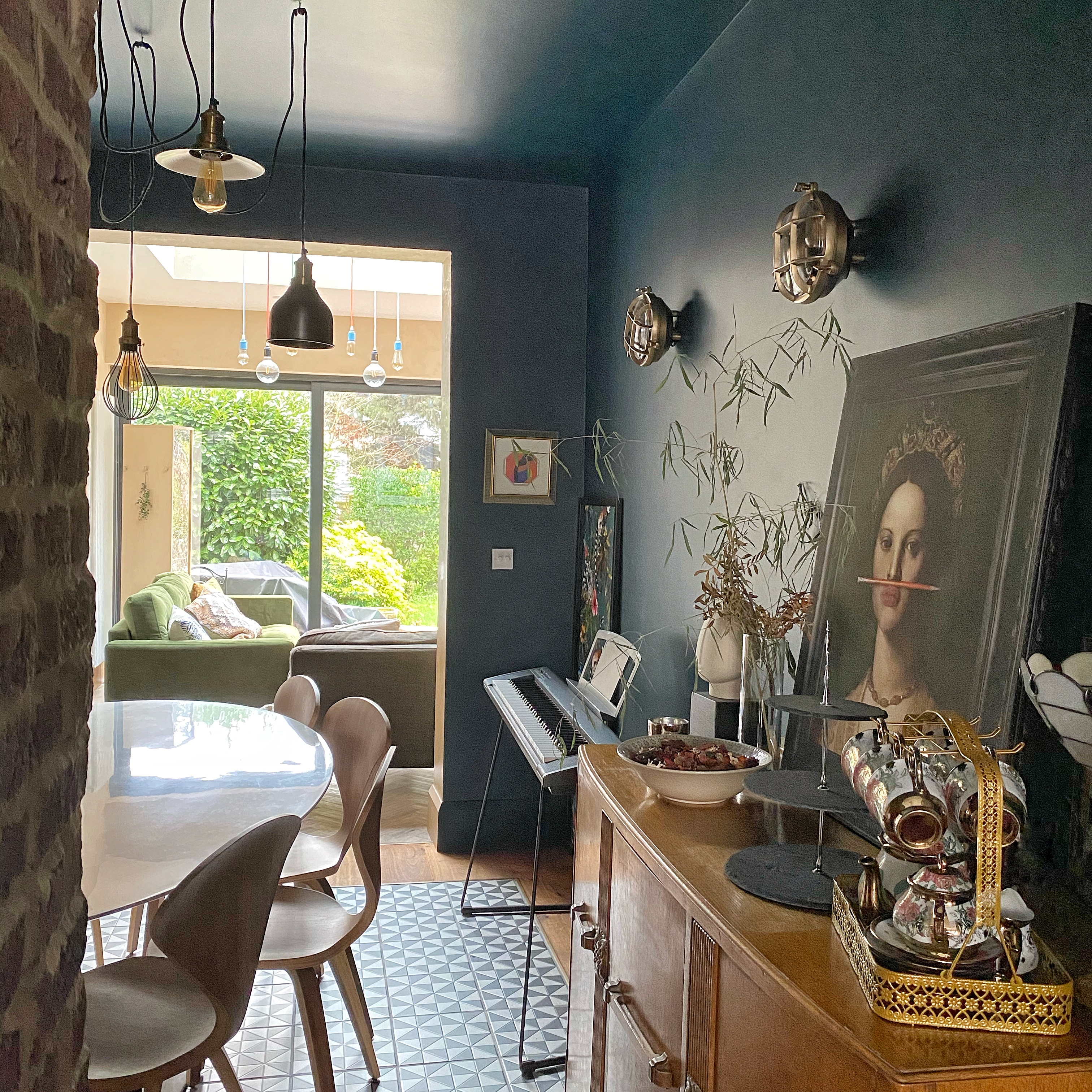 伦敦 Barkingside 的"Off the Wall"风格生活餐厅设计-0