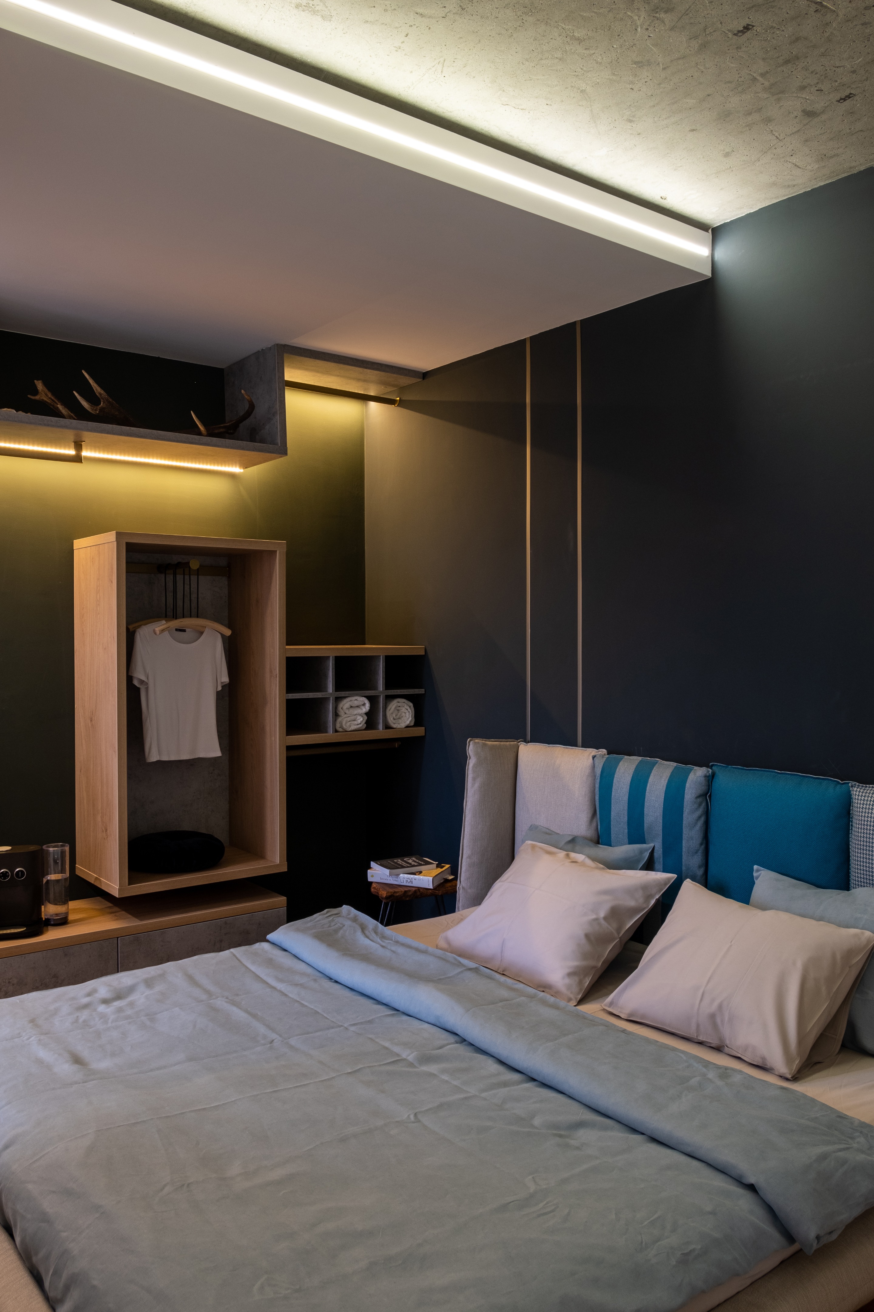 黑白极简公寓，融入自然的粗犷之美-16