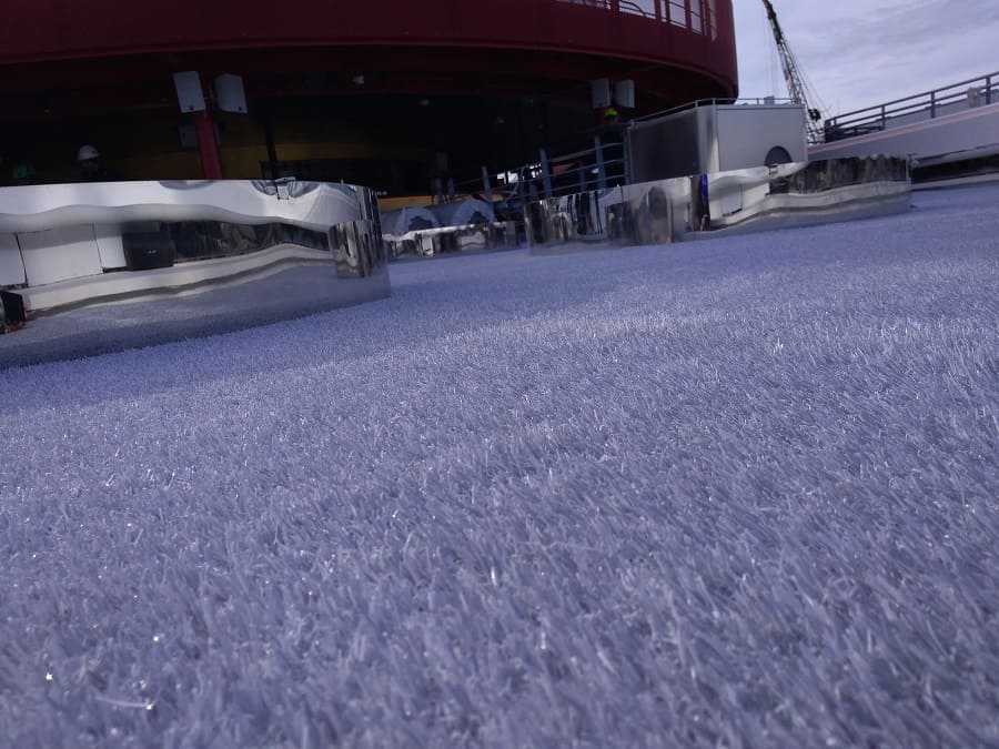 Area relax per nave da crociera Virgin Voyages con tappeto in erba sintetica-1
