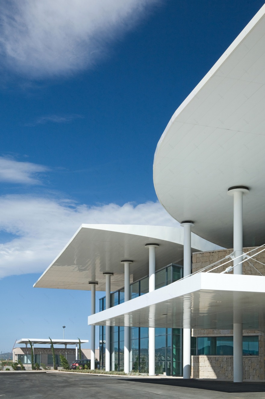 Olbia 机场别墅风格航站楼,精巧细节与自然融合-5