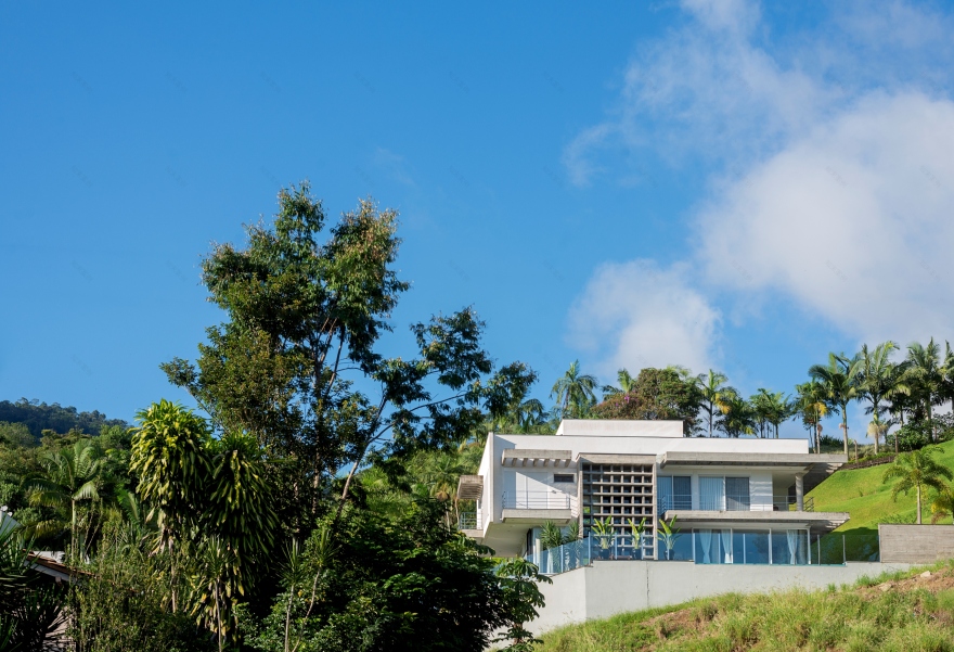 倾斜地块上的现代住宅 | 巴西 Jaraguá do Sul 的 ZB 之家-17