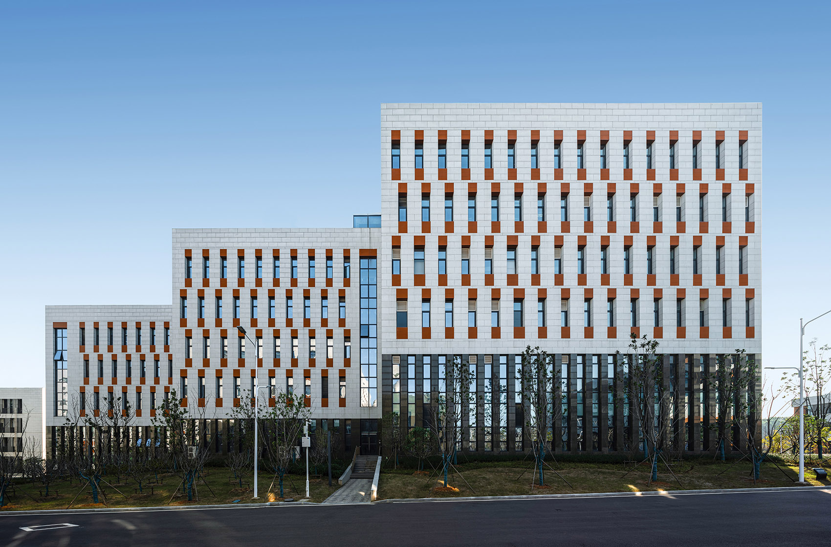 退台叠院 &  中国地质大学（武汉）环境学院楼/立体园林实现建筑与环境的高度融合-21