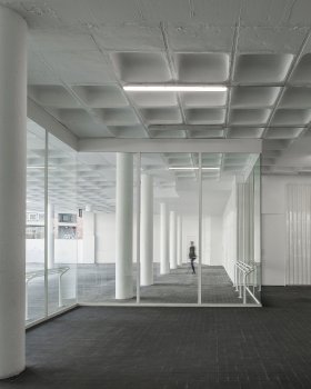 陶瓷构建的车站等候空间
