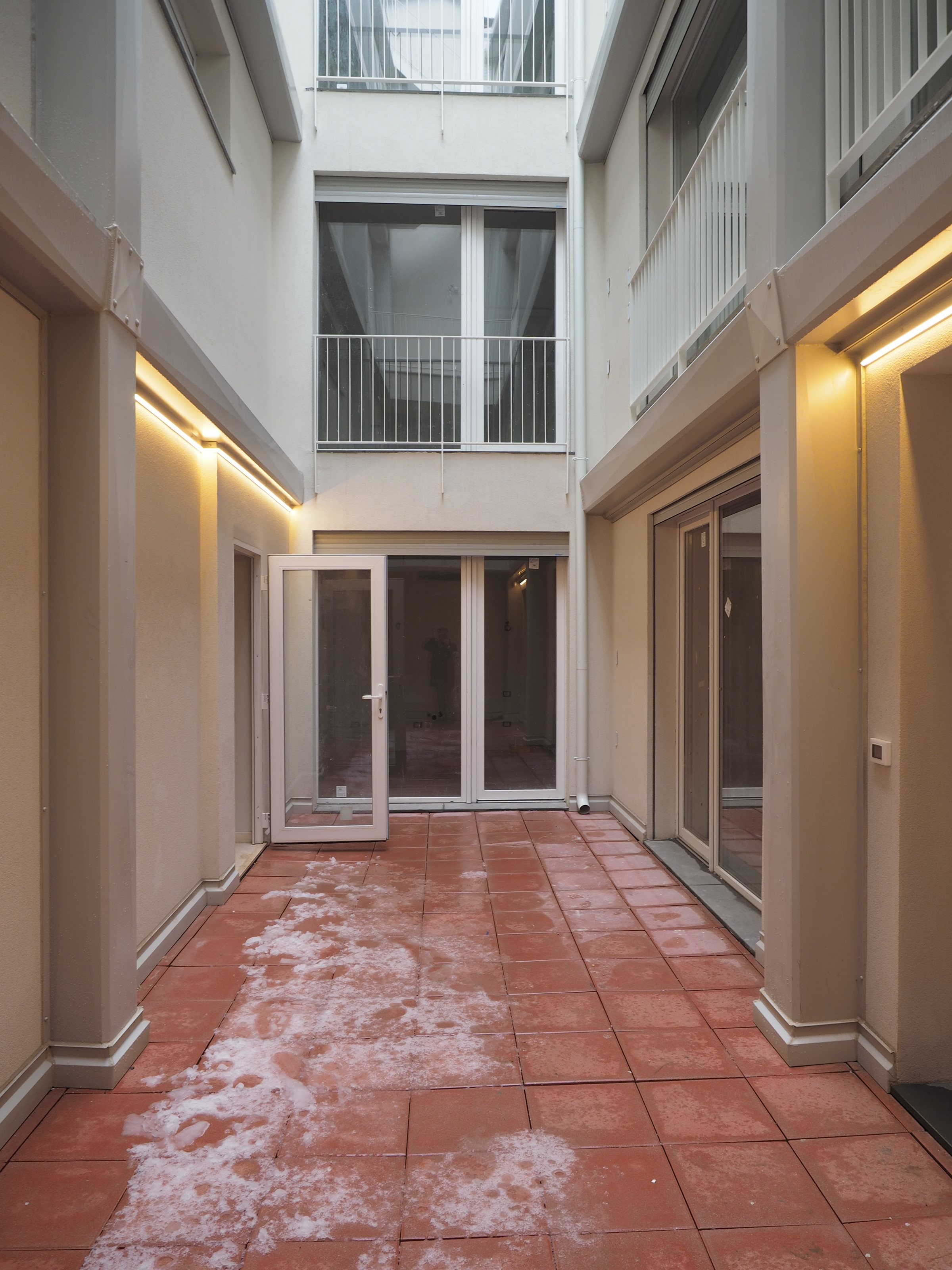 城市中心旧公寓翻新变身现代出租公寓-6