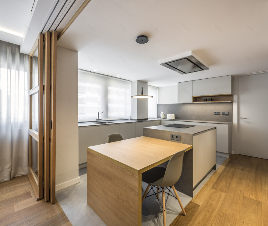 西班牙 70 年代老宅蜕变,明亮温馨宜居空间-8