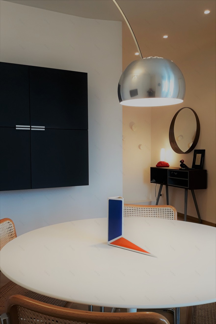 意大利 60 年代公寓翻新,日间生活区与厨房间灵动融合-0