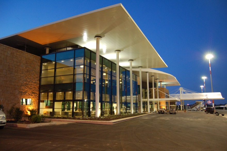 Olbia 机场别墅风格航站楼,精巧细节与自然融合-0