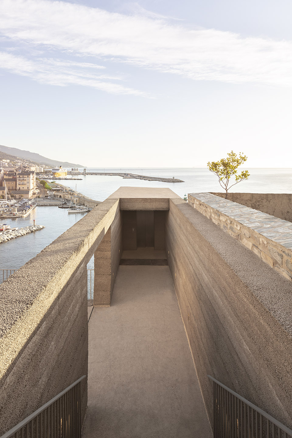 Bastia城堡与港口间的景观空间，法国/充满绿意的舒适连接-17