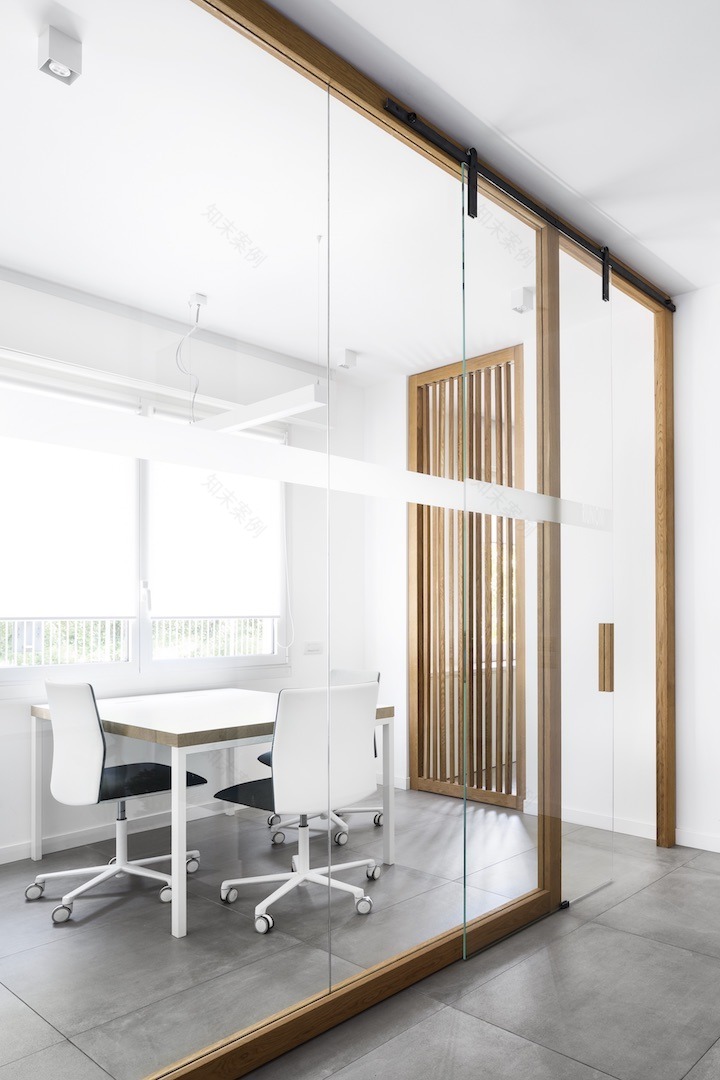 定制实木与玻璃结合,打造优雅办公空间-3