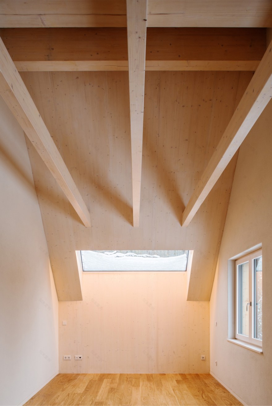 嵌入山体的太阳能光伏木屋-5