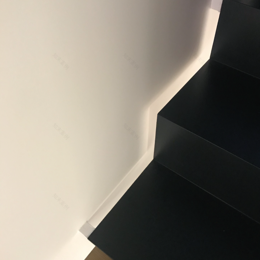 葡萄牙历史中心住宅翻新,木质阶梯成亮点-4