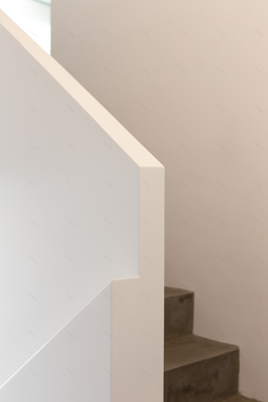 创意设计工作室打造葡萄牙马托西纽斯办公空间-2