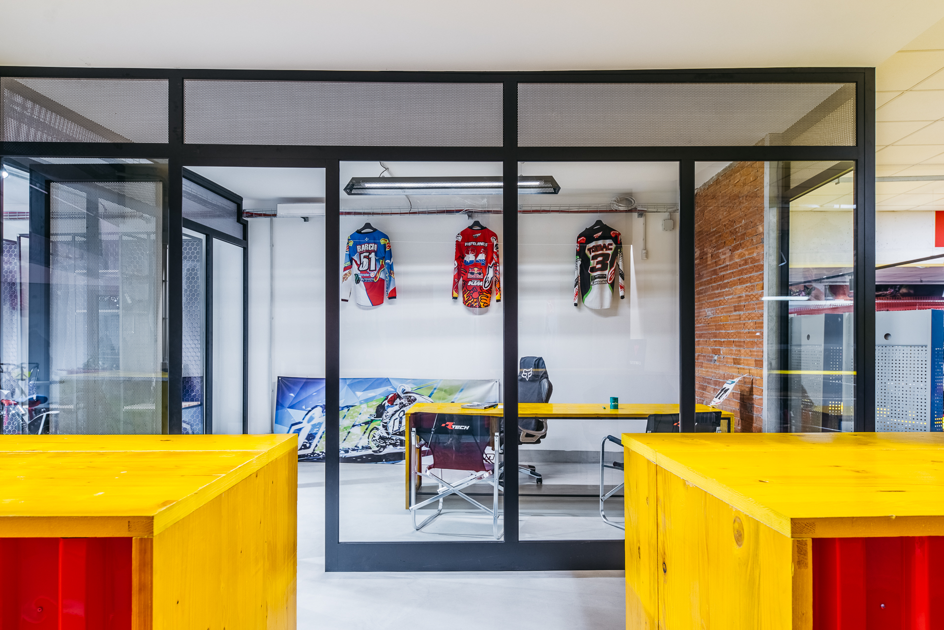 AutoCar & Paddockafe 新颖室内设计,打造一站式汽车装备购物体验-21