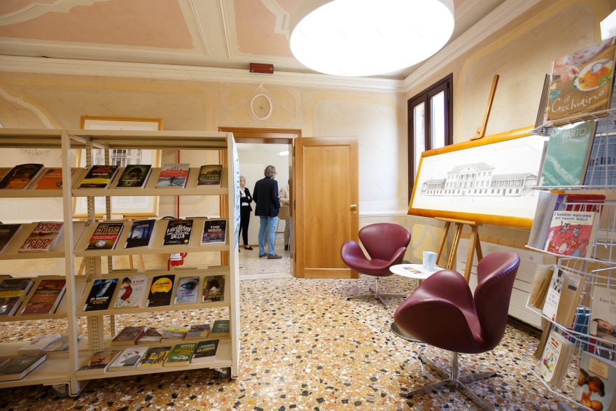 意大利古宅变身现代图书馆-13