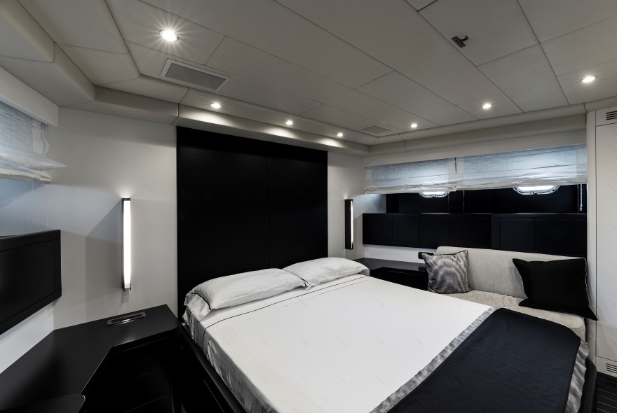 意式奢华游艇 Mangusta 92 现代翻新设计-13