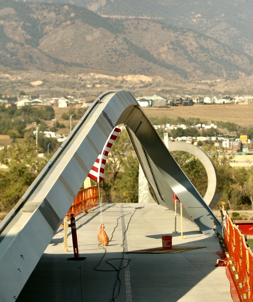 550吨钢桥：科罗拉多泉的持续改造/连接公园和市中心的人行通道-18