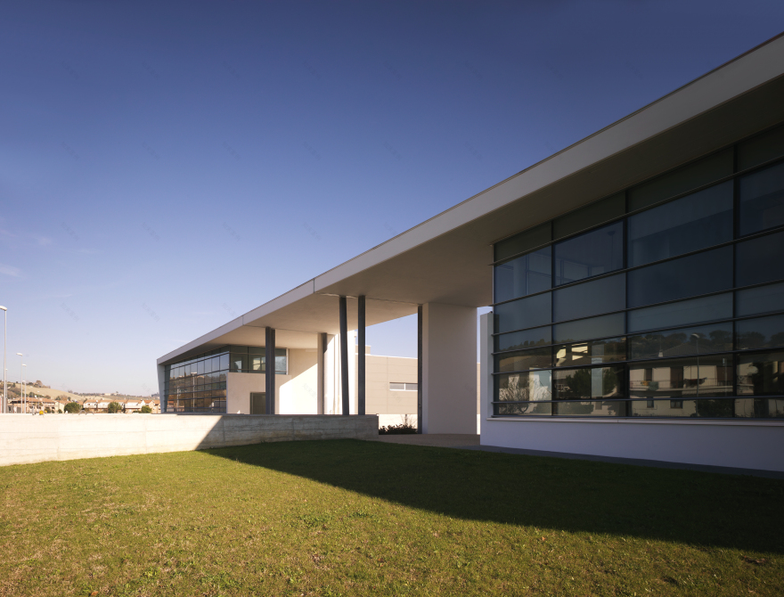 意式轻工业风建筑,环保节能的办公仓储佳作-2