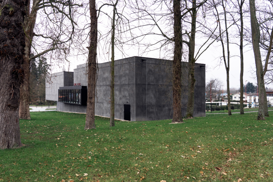 地形融入的黑色影院巨石-2