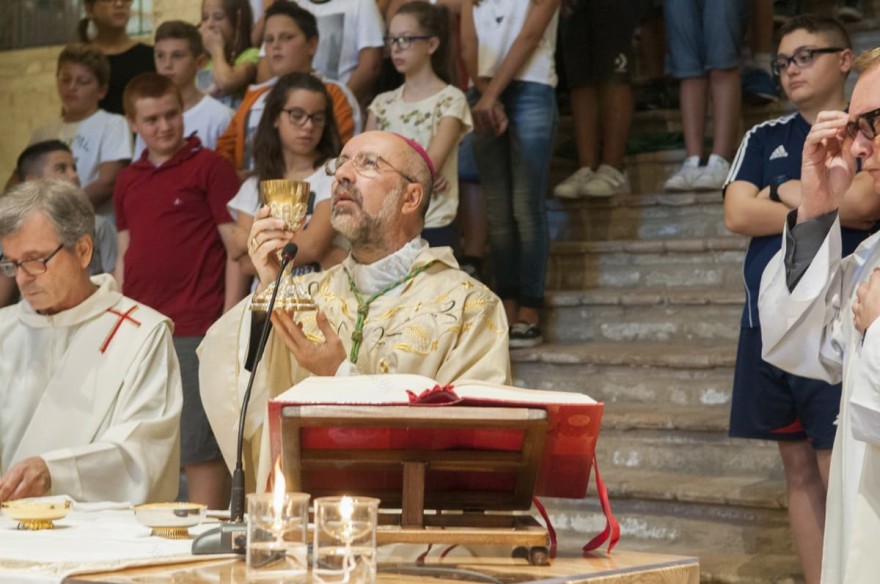 意大利中世纪教堂新设现代祭坛-5