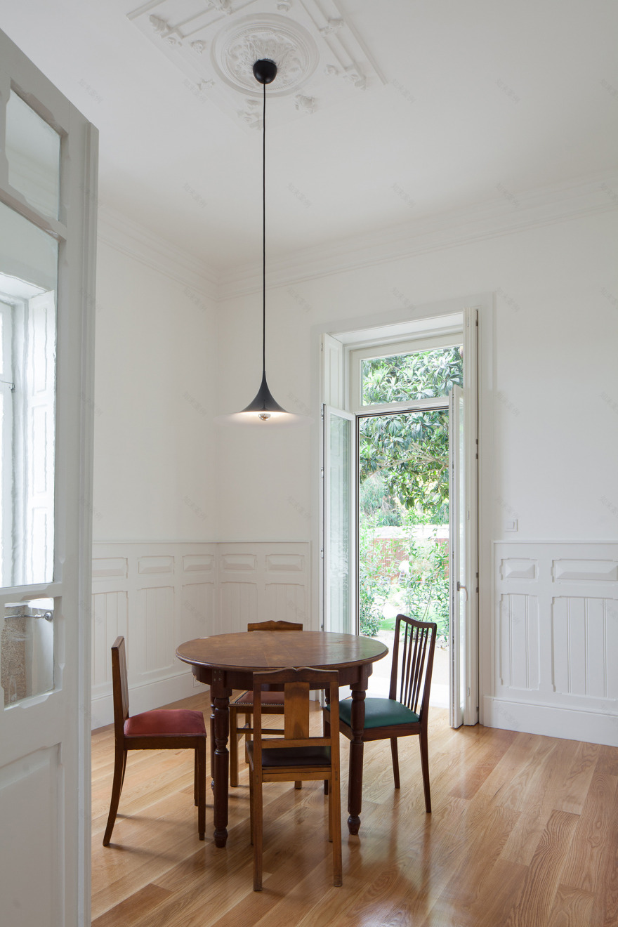 废弃老屋涅槃重生,绿色玻璃门成点睛之笔-5