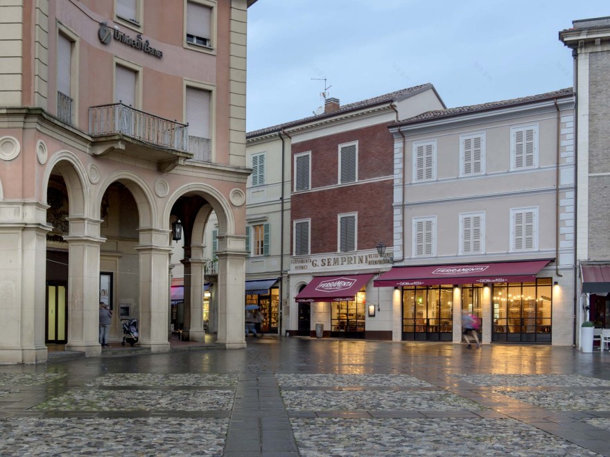 乡村铁器店变身优雅餐厅,传统工艺与美食的完美融合-20