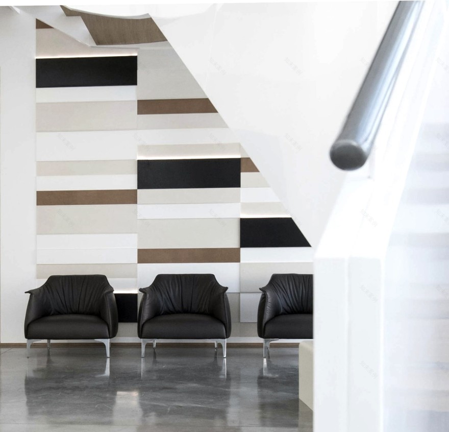 动态工厂入口,弧形楼梯与皮革墙壁的巧妙融合-11