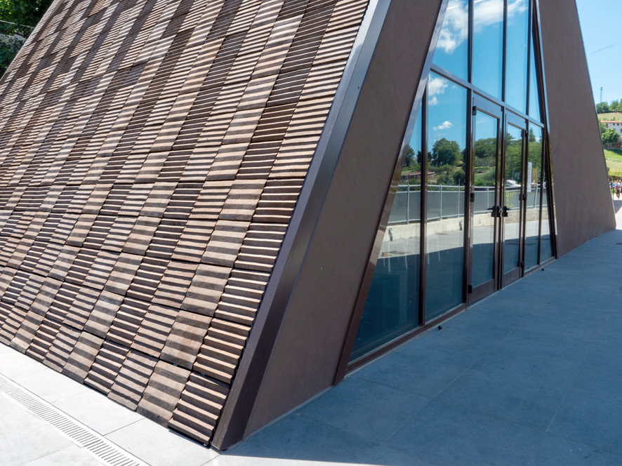 震后重生 · 意大利多功能中心融入山景-10