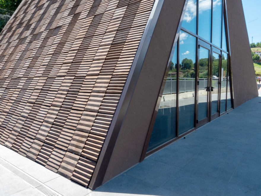 震后重生 · 意大利多功能中心融入山景-10