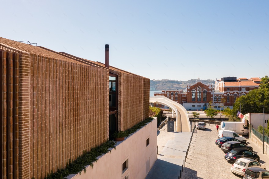 葡萄牙里斯本 Altinho 别墅,融合住宅与仓库特色的现代设计-16