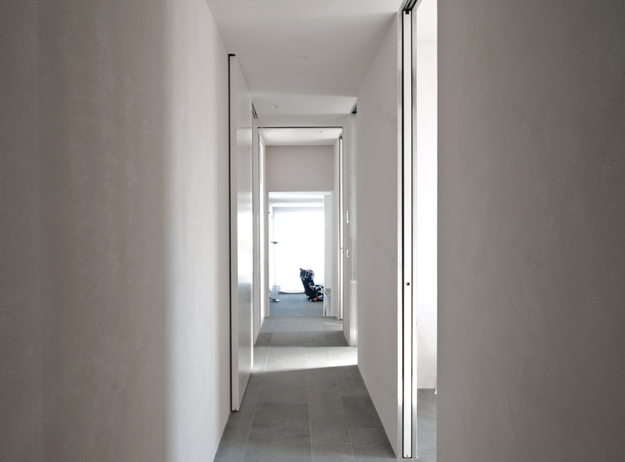 岩石与绿植共生的意式别墅设计-12