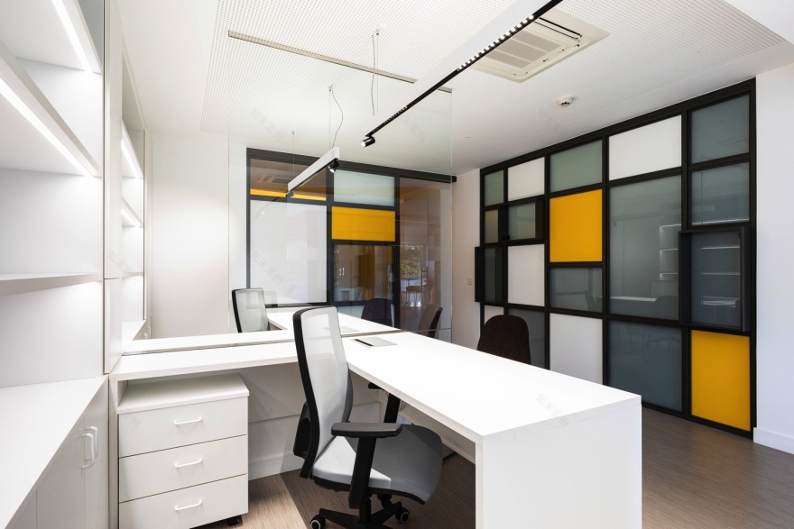 "优化空间利用,展现照明产品魅力的办公室设计"-12