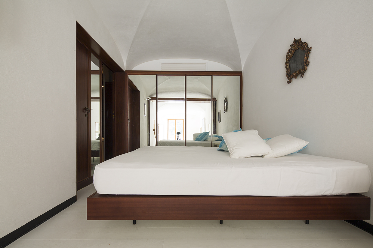 意大利公寓 Casa GAS 以木质隐匿面板打造多功能空间-11