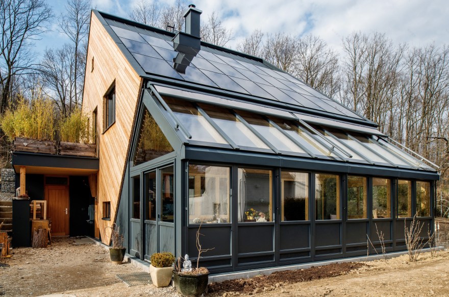 嵌入山体的太阳能光伏木屋-2