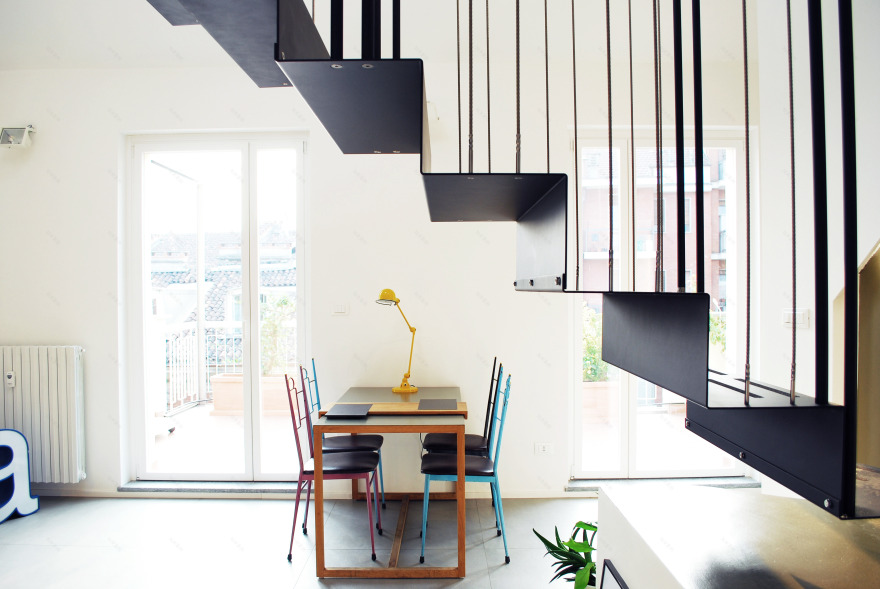 都灵多元文化区三层复式公寓 | 金属折叠楼梯营造双高空间-1