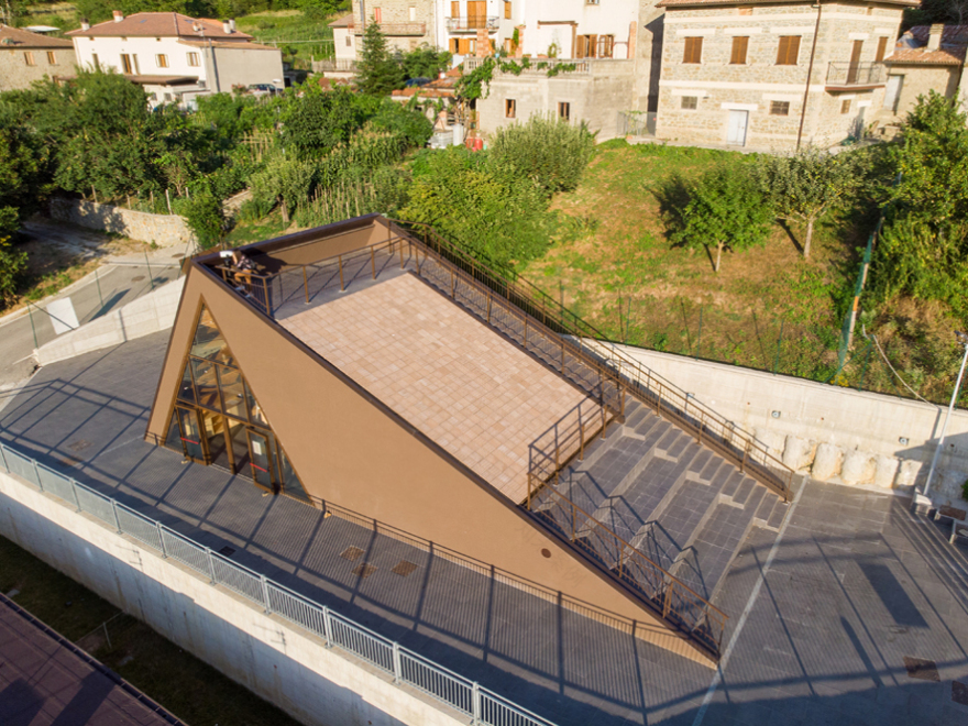 震后重生 · 意大利多功能中心融入山景-3