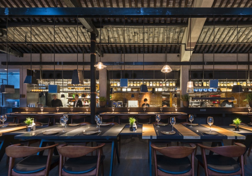 西餐厅"Va Bene"双层空间设计,明亮与黑暗的对比-7