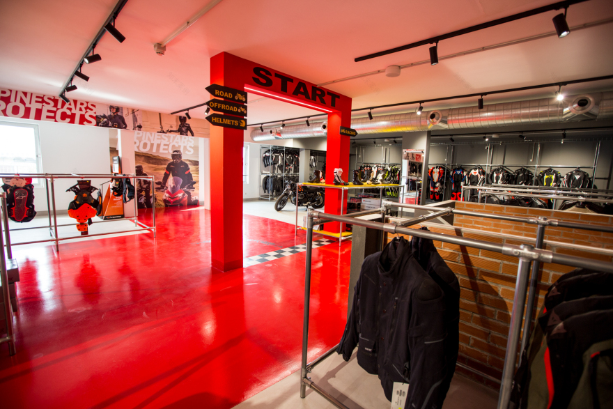 AutoCar & Paddockafe 新颖室内设计,打造一站式汽车装备购物体验-17