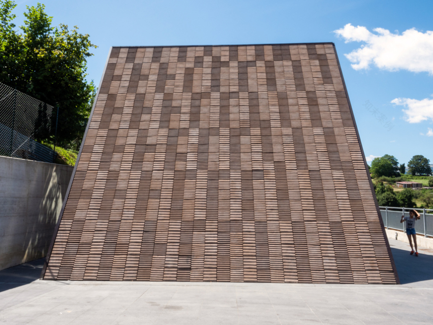 震后重生 · 意大利多功能中心融入山景-8