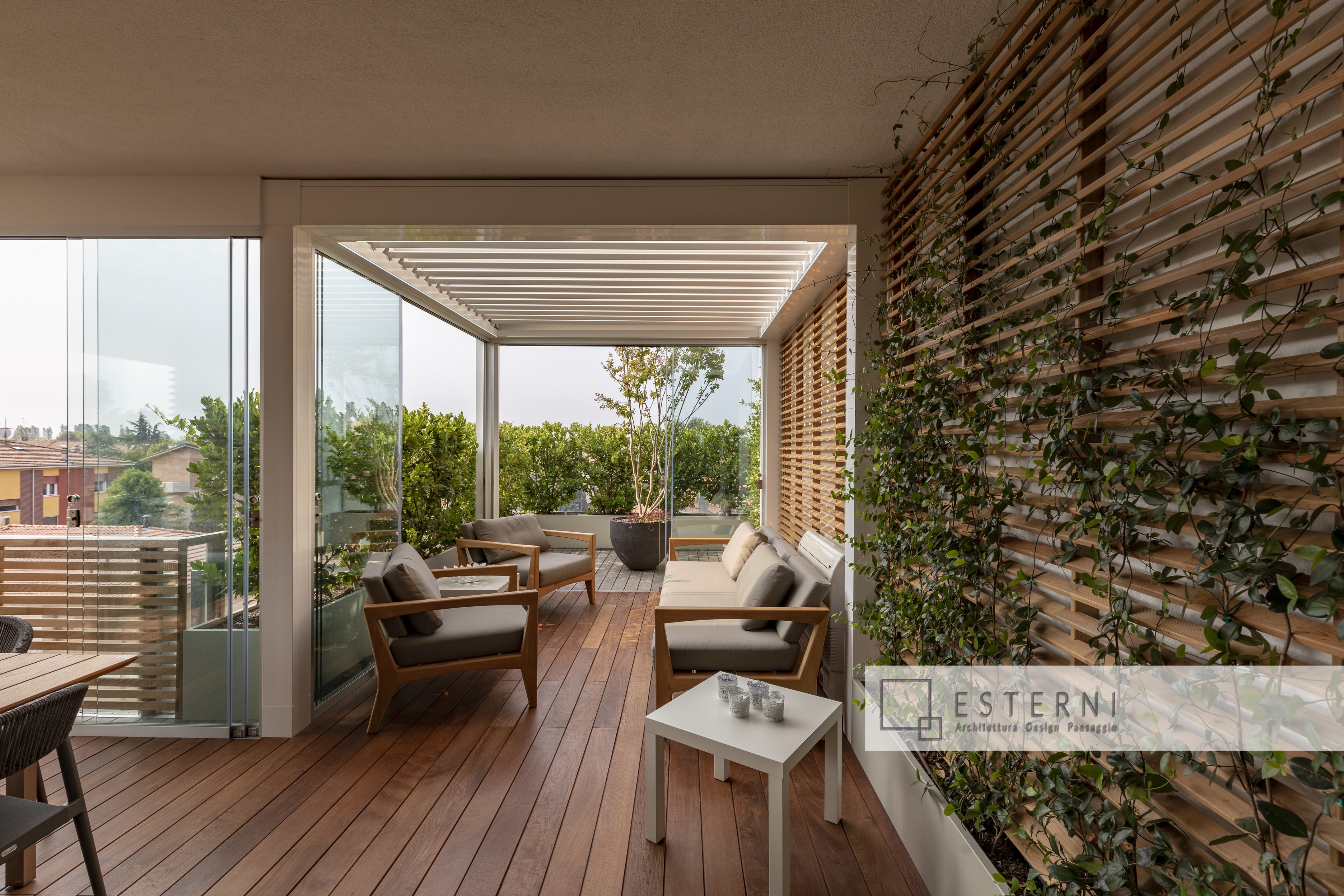 生态木阳台，全玻璃滑动面板，垂直绿墙，漂浮木地板-3