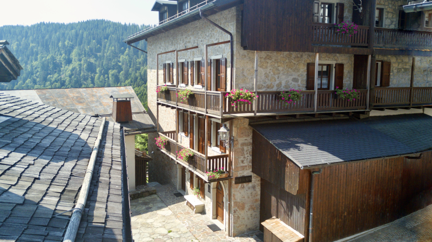 意大利山区百年老屋的现代情感空间-15