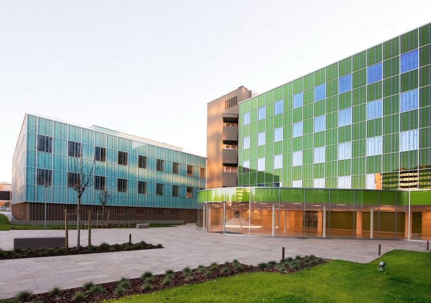 绿色立方体办公建筑 · 旧建筑的新生-11