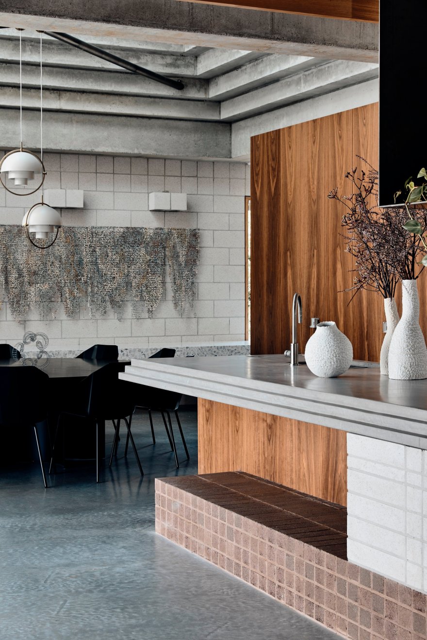 混凝土金字塔下的海滩别墅设计-66