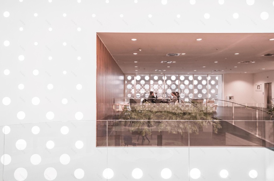 翻新后的意大利 Arezzo 中心 · 现代与传统融合的商业空间-16