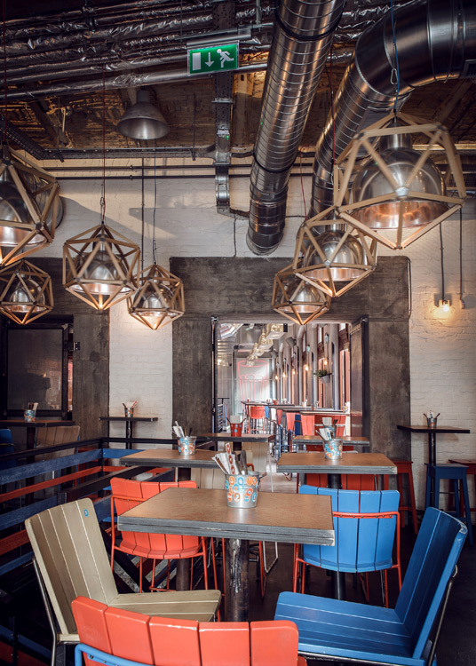 布达佩斯 Kolor 酒吧餐厅,红蓝双色工业风设计-10