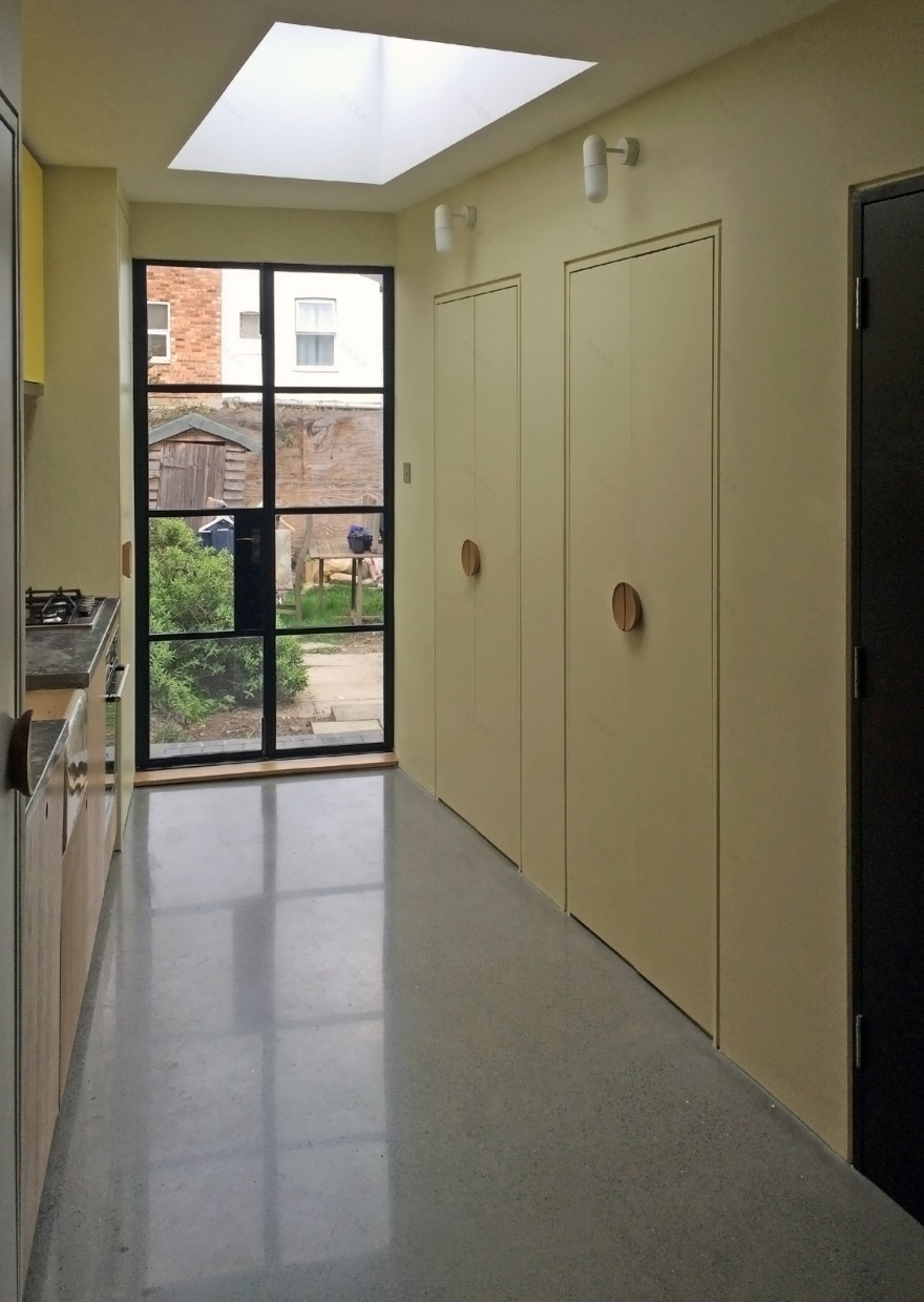 Janus House | 创意十足的圆形与方形窗户设计-22