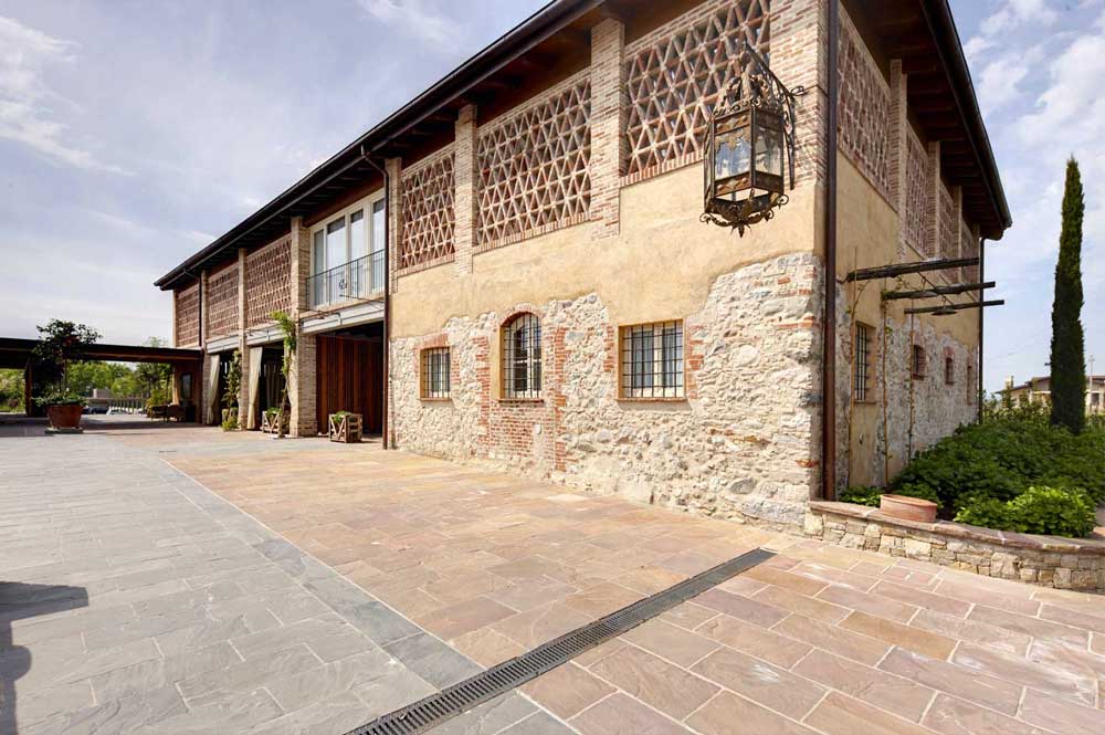 湖畔仙境 | Hotel Le Ali del Frassino 的格拉努拉提锌宝石地板-15