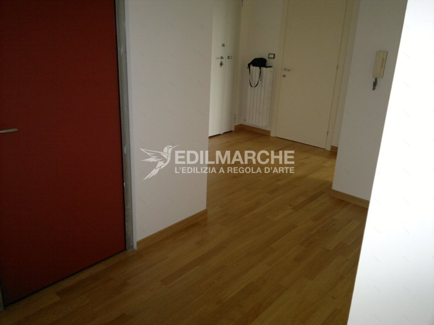 140 平米马切拉塔公寓翻新,自然木色与柔和色调的优雅融合-11